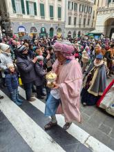 Un Re Magio sale le scale per entrare nella Cattedrale