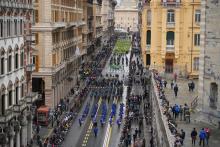 Un momento della sfilata in via XX Settembre. Sullo sfondo piazza De Ferrari