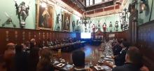Foto a campo largo della Armourers’ hall in Coleman Street, a Londra, sede della riunione del Club Business Italia