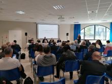 persone sedute in assemblea