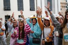 Ragazze in festa alla partenza