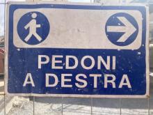 cartello pedoni a destra