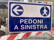 cartello pedoni a sinistra