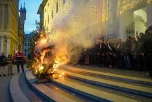 Il falò del "Confeugo" sulla scalinata di Palazzo Ducale