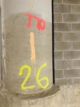colonna numerata in cemento