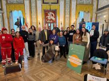 Foto nel Salone di Rappresentanza dell'assessore Costa insieme a ragazze, ragazzi e rappresentanti degli enti