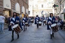 Uno dei cortei inizia la discesa di via San Lorenzo da piazza Matteotti: i figuranti preceduti da due file di tamburini