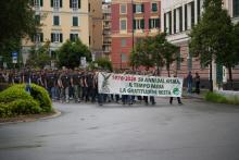 Alpini sfilano tenendo lo striscione dedicato ai 50 anni dal sisma del Friuli: "Il tempo passa, la gratitudine resta"