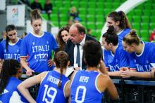 Timeout dell'Italia, il coach dà indicazioni alle ragazze