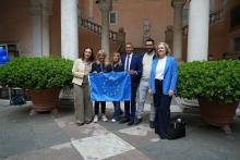 Autorità politiche e scolastiche con la bandiera dell'Europa: presenti il consigliere Kaabour e la assessora Viscogliosi