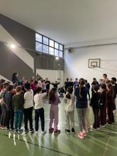 Bimbi in piedi in palestra durante uno dei laboratori della giornata