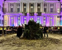 due persone accanto alla catasta pronta per il falò