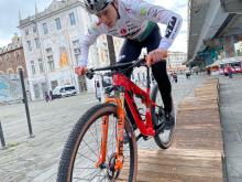 bambino in bici su simulatore di dossi al Porto Antico