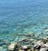 Tratto di mare con scogli - foto di repertorio
