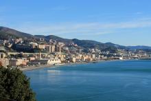 Panorama della linea costiera del Municipio VII Ponente: in primo piano il mare e lo "spiaggione" di Voltri