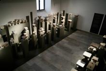 veduta dall'alto dell'esposizione di un gruppo di capitelli