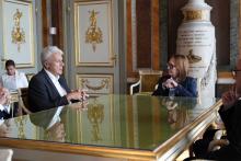 Foto del "tavolo" con il console Strohmayer e l'assessora Beghin