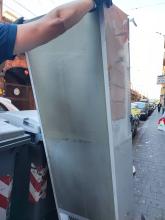 Un armadio abbandonato tenuto in piedi da un agente di Polizia Locale Un armadio abbandonato tenuto in piedi da un agente di Polizia Locale