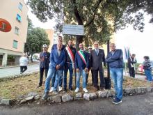 Foto delle Autorità sotto la nuova targa: tra loro il consigliere Vassallo e il presidente Colnaghi