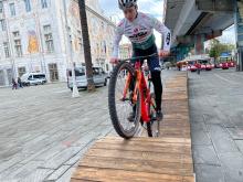 bambino in bici su simulatore di dossi al Porto Antico