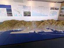 Foto di dettaglio del plastico con la città affacciata sul Mar Ligure