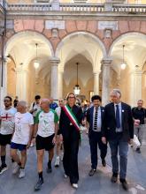 La sindaca Salis insieme ai tedofori appena arrivati a Palazzo Tursi