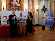 50 anni RadioTaxi_Sindaco Marco Bucci consegna pergamena a Giorgio Riva
