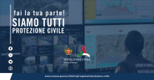 Foto di un operatore davanti a un monitor e, in primo piano, la scritta "Siamo tutti Protezione Civile"