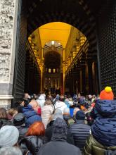 La folla si appresta a varcare le porte della Cattedrale di San Lorenzo