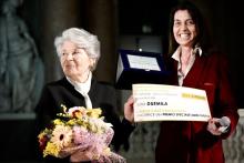 L'assessore Rosso consegna la targa a Sveva Casati Modigliani premiata con il Premio speciale della giuria