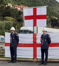 una targa toponomastica prima della scopertura foto di repertorio)