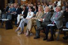 La sindaca di Genova Silvia Salis in platea durante l'evento organizzato dalla Camera di Commercio