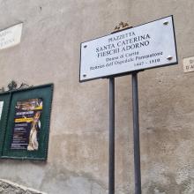 Targa "Piazzetta Santa Caterina Fieschi Adorno: Donna di Carità - Rettrice Ospedale Pammatone"