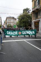 Gli Alpini sfilano dietro allo striscione "Grazie Genova"