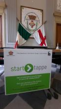 Banner di Start Tappe nel Salone dove si riunisce il Consiglio del Municipio II Centro Ovest, a Sampierdarena