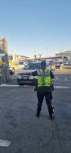 Un'agente della Polizia Locale mentre regola il traffico nell'area del Terminal Traghetti Un'agente della Polizia Locale mentre regola il traffico nell'area del Terminal Traghetti