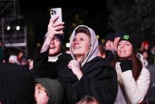Una fan riprende un momento del concerto con lo smartphone