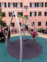 Una bimba sull'altalena