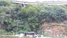 L'autobus, linea 97 AMT, fermo in corrispondenza del tratto di via delle Fabbriche interessato dalla frana