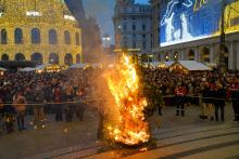 Il falò del "Confeugo" in piazza De Ferrari davanti alla folla