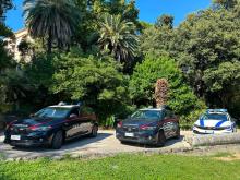 Auto dei Carabinieri e della Polizia Locale parcheggiate in un parco