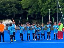 Un gruppo di giovanissimi atleti della ASD HC Rainbow Sampierdarena sul campo del Lagaccio