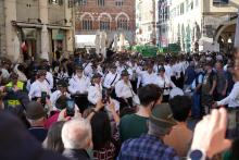 Alpine e alpini si muovono da Caricamento a via San Lorenzo per il raduno in piazza De Ferrari