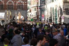 Affollamento di alpini e curiosi in zona Caricamento prima del raduno in piazza De Ferrari