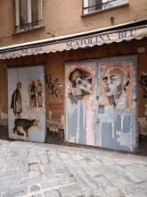 street art su porte di negozi
