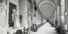 Uno dei caratteristici porticati del Cimitero 