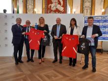 foto di gruppo con le maglie 