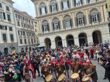 Piazza San Lorenzo, momento musicale: tamburi e fiati