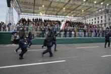 Un momento della sfilata arrivando in piazza della Vittoria