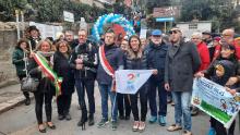 foto di gruppo con bandiera genova2024